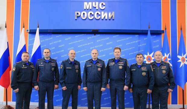 Министр МЧС России Александр Куренков поздравил сотрудников ведомства с присвоением высших офицерских званий
