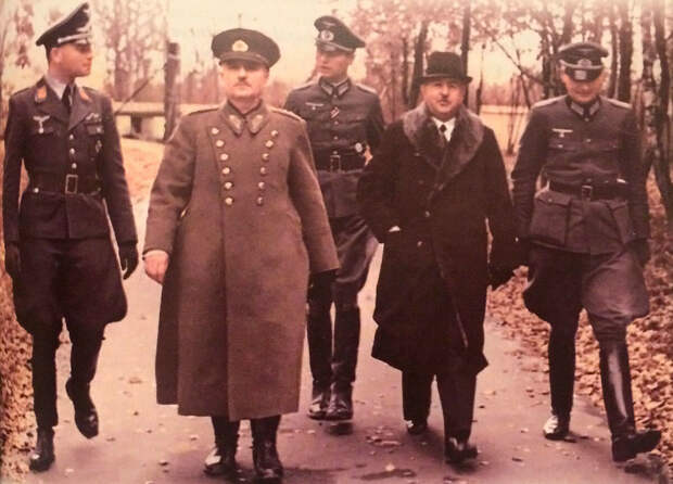Генералы турецкой армии Али Фуад Эрден и Хусейн Хюсню Эмир Эркилет на оккупированных территориях СССР в 1941 году. Общественное достояние