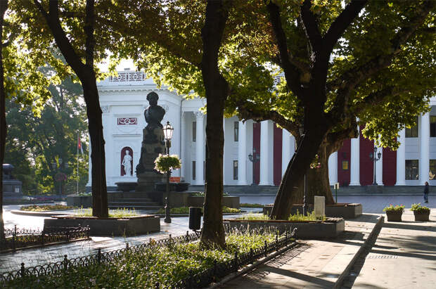 Памятник Пушкину на Приморском бульваре