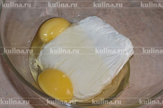 В миску положить творог и разбить яйцо. 