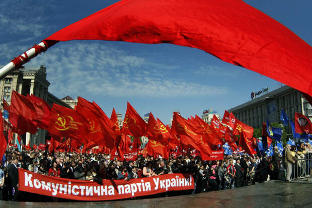 Коммунисты во время первомайской демонстрации в Киеве. Фото: EPA / ИТАР-ТАСС
