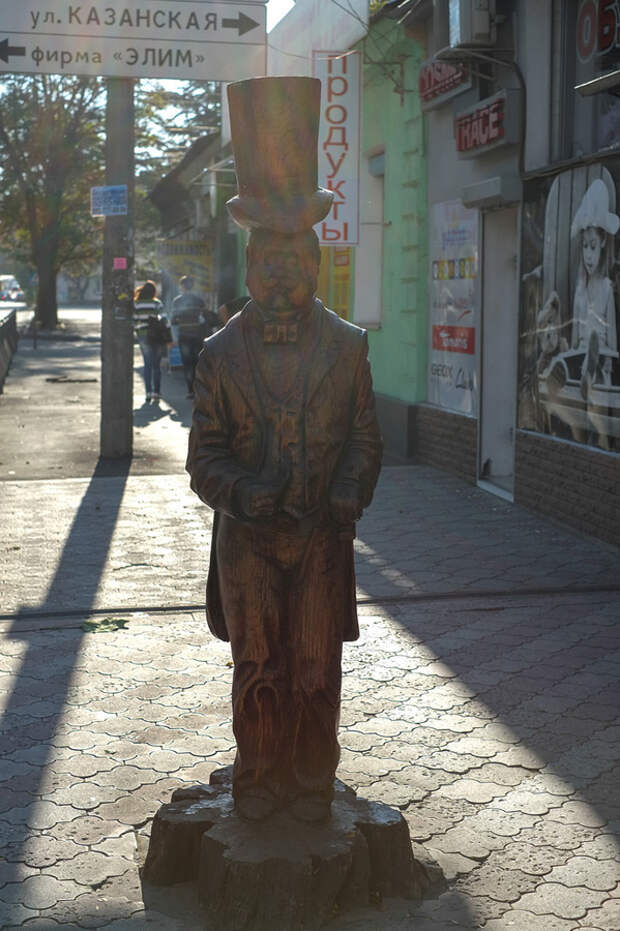 Мужичок (одна из первых скульптур в городе) на Толстого