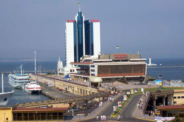 Военкор Котенок: дроны атаковали порт и электроподстанцию в Одессе