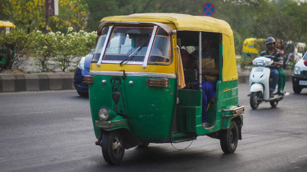 Туристы устроили оргию в тук-туке на глазах у изумленных прохожих