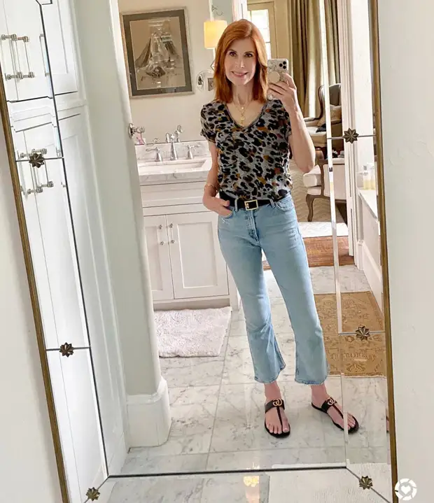 Снова в моде! Джинсы клеш для женщин после 40 лет: 11 стильных примеров