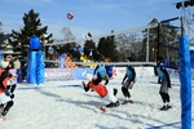 Соревнования по волейболу на снегу на площади Сахарова / Фото: Екатерина Смолихина