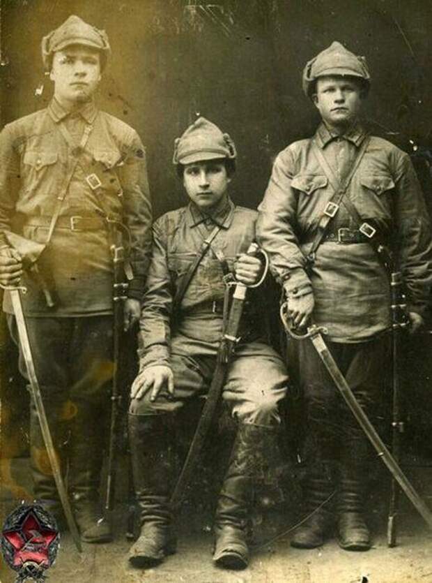 Слева красный командир Тихон Варавва