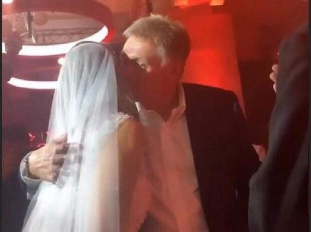 Песков в качестве почетного гостя на свадьбе Собчачки Песков назвал Урганта «большим патриотом»