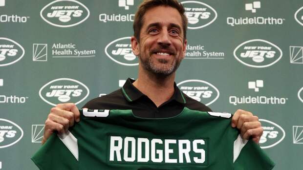 Aaron Rodgers poses with Jets jersey at introductory press conference