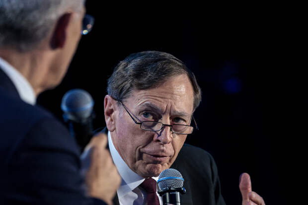 Бывший глава ЦРУ назвал «большую ошибку» Ирана и вспомнил «цветные революции»