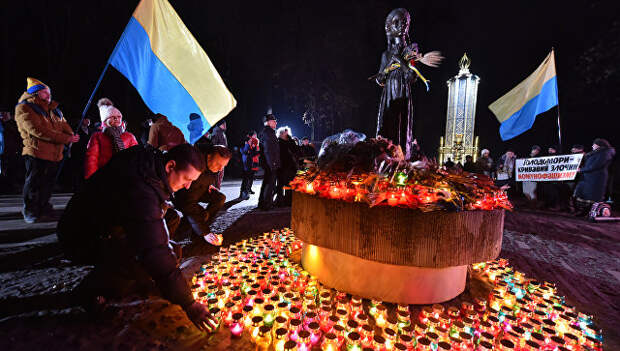 Участники всеукраинской акции Зажги свечу ставят символические лампады к мемориалу памяти жертв голодомора 1932-1933 годов в Киеве