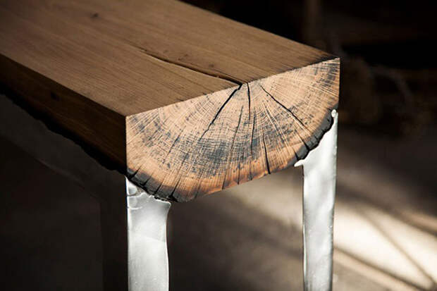 стол из дерева и алюминия
