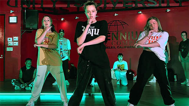 Сеть покорило свежее видео танцев 16-летней дочки Джоли и Питта