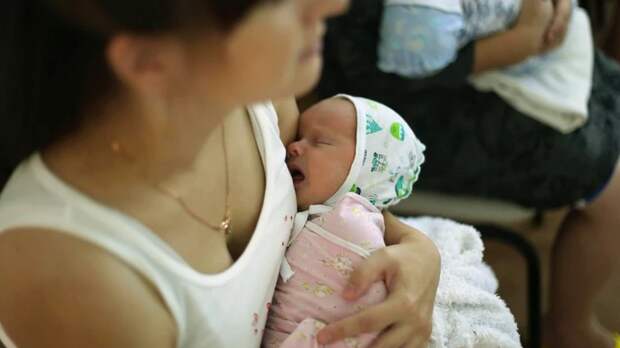 Мама с младенцем на руках / Фото: amic.ru