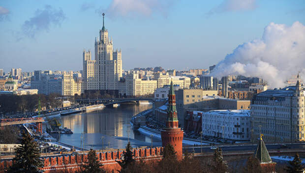 Стена и Беклемишевская башня Московского Кремля, Москва-река и высотное здание на Котельнической набережной