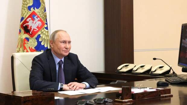 Путин рассказал об обновлении модели оплаты труда медиков