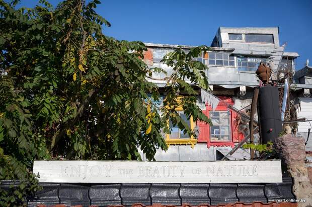 Белорус построил трехэтажный дом из мусора, а двор превратил в музей
