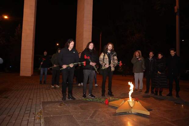 Агитбригада «Русского Радио» возложила цветы к Вечному огню в центре Мелитополя