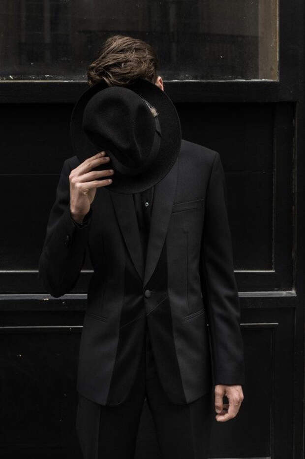 Человек в черном пальто