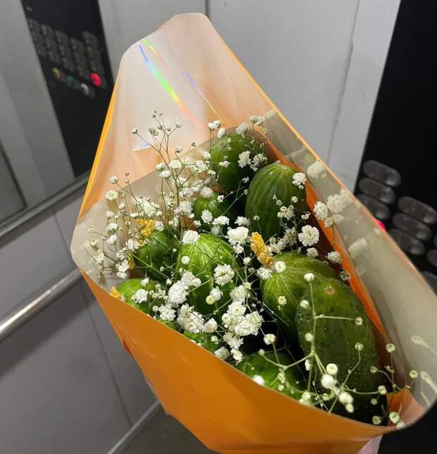 Россияне начали дарить девушкам букеты из огурцов на 14 февраля