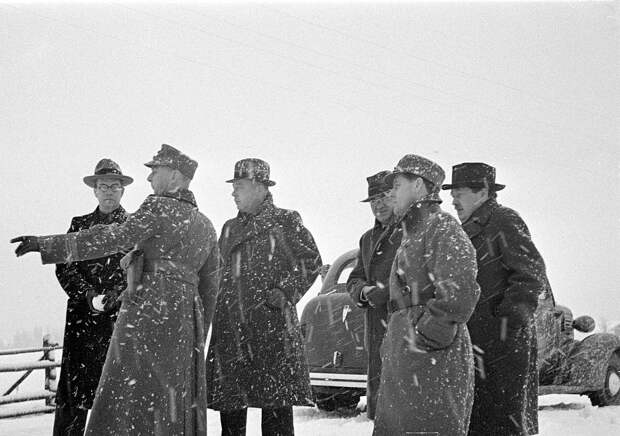 Изображение: Архив фотографий военного времени Финляндии. 29 ноября 1939 года, иностранные журналисты в Майниле на Карельском перешейке, где инцидент на границе между Финляндией и Советским Союзом перерос в Зимнюю войну.