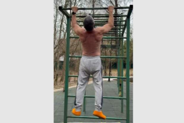 72-летний доктор Мясников в одних штанах показал упражнение