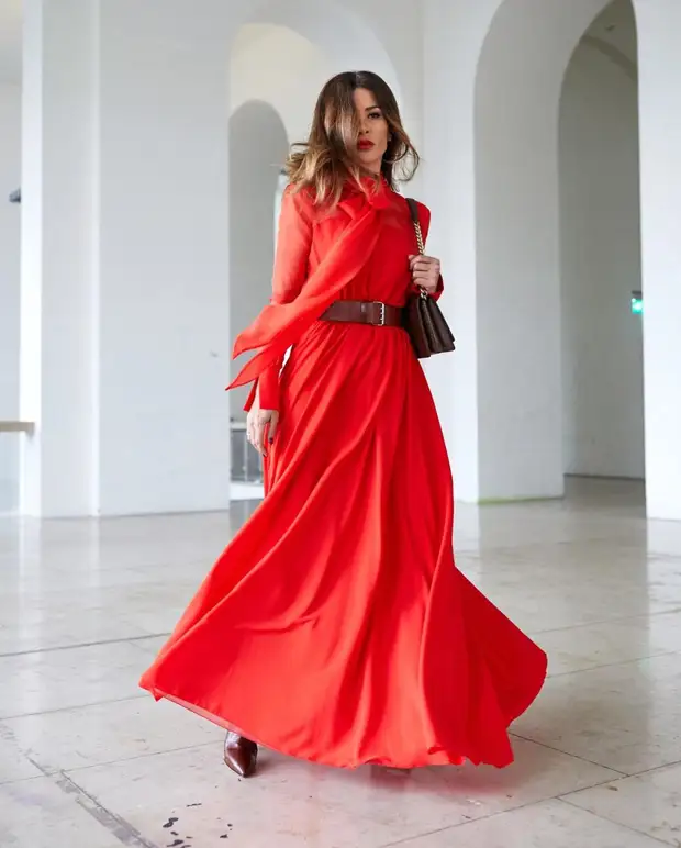 Как и с чем носить красное платье осенью: 11 ярких и модных идей