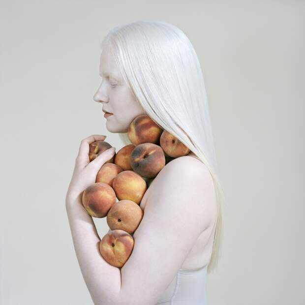 Девушка с персиками, 2018 год. Автор: Petrina Hicks.