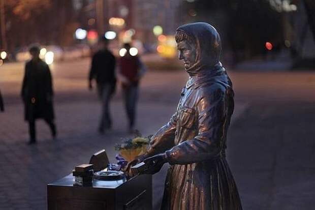 Продавщица мороженого, в честь которой установили памятник Продавец мороженого, Зинаида Дмитриевна, Благовещенск, длиннопост