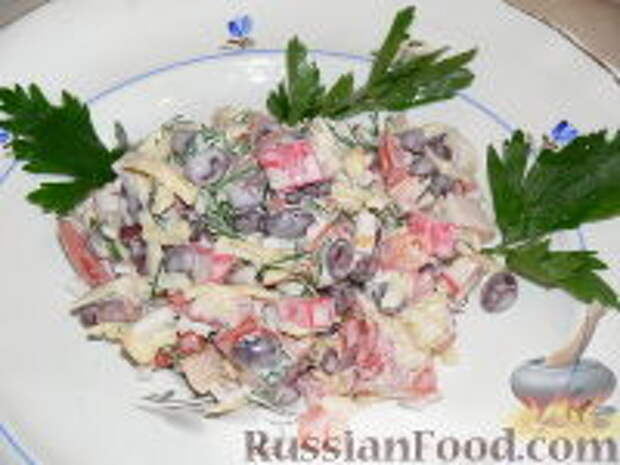 Фото к рецепту: Салат с крабовыми палочками и фасолью