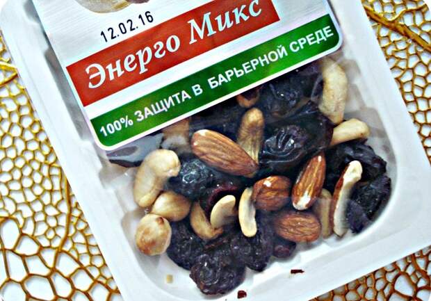 В смеси орехов есть еще и сухофрукты. / Фото: wbmonitor.ru