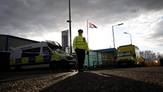 Британский полицейский на автозаправке в Солсбери, где находился автомобиль Сергея Скрипаля перед госпитализацией