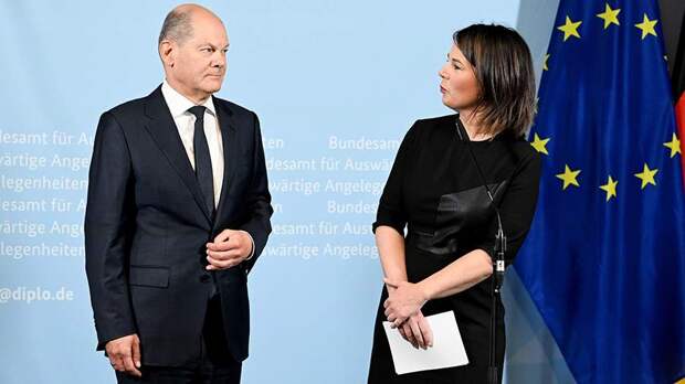 В Германии заявили о разногласиях Бербок и Шольца из-за антироссийских санкций