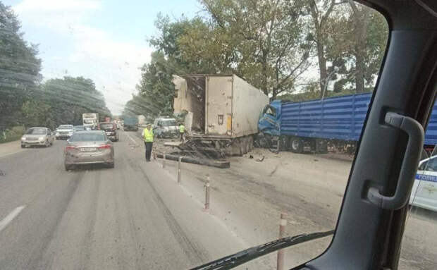 На Кубани произошло массовое ДТП с большегрузами: один водитель погиб