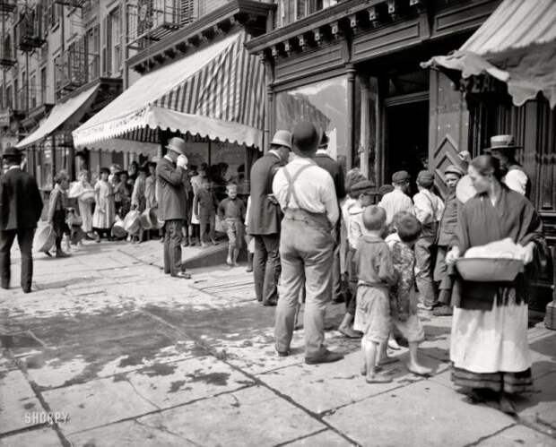Очередь за бесплатным льдом в жаркие дни. Нью-Йорк, 1900 год. история, люди, мир, фото