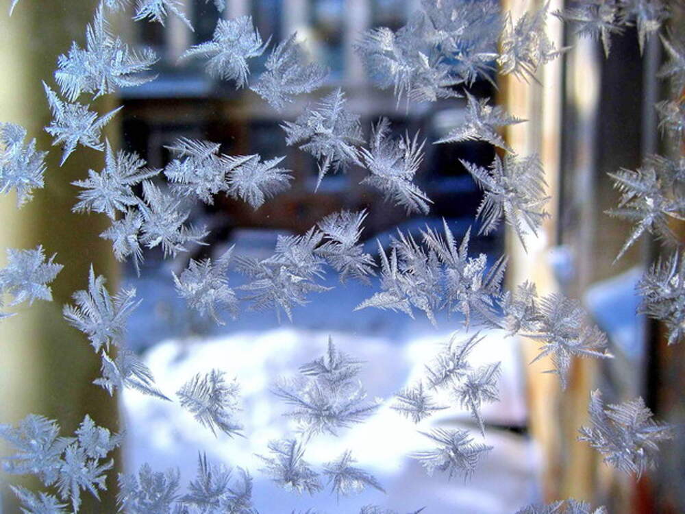 Снежинки тихо кружась ложились на землю. Зимнее окно. Зимние узоры на окнах. Морозное окно. Морозные узоры на окне.