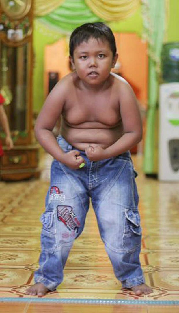 Toddler06 4 летний индонезиец бросил курить и начал обжираться