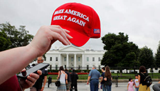 Кепка с надписью Make America Great Again у здания Белого дома в Вашингтоне, США. 2 августа 2018