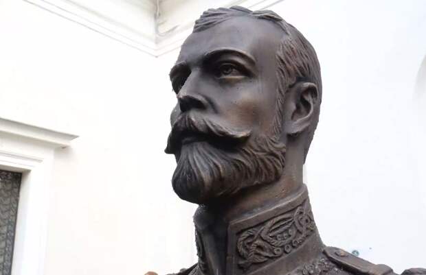 В Ливадийском дворце торжественно открыли восстановленный бюст Николая II
