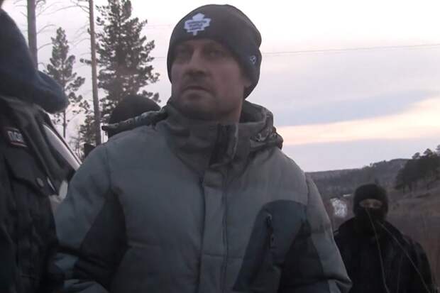 Один из банды Ключевских на следственном эксперименте