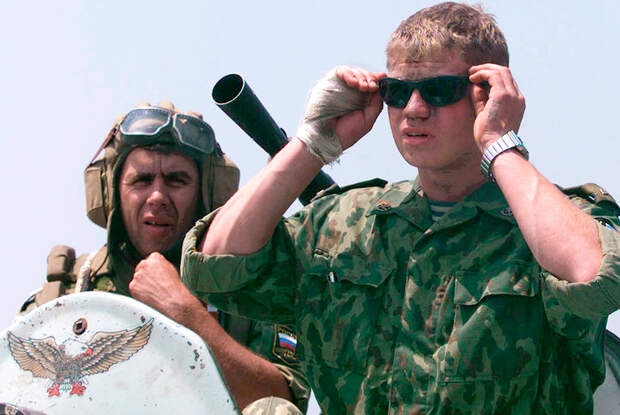 Российские военнослужащие СДК на БТР в составе колонны, которая направляется в Приштину