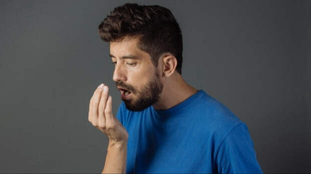 Гастроэнтеролог перечислил неочевидные причины неприятного запаха изо рта