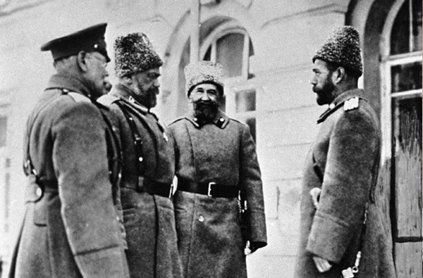 Император Николай II (справа) с генералами Михаилом Алексеевым, Алексеем Эвертом и Алексеем Поливановым (слева направо) на Западном фронте