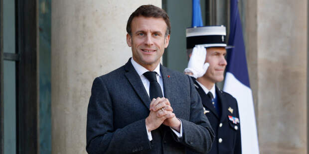 Медведев поймал за язык Макрона и предложил арестовать Цукерберга