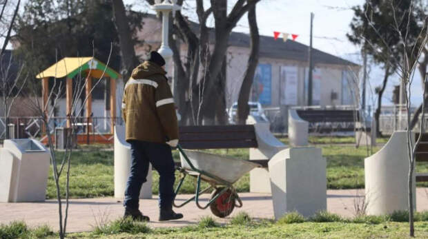 В Керчи началась подготовка к весеннему озеленению
