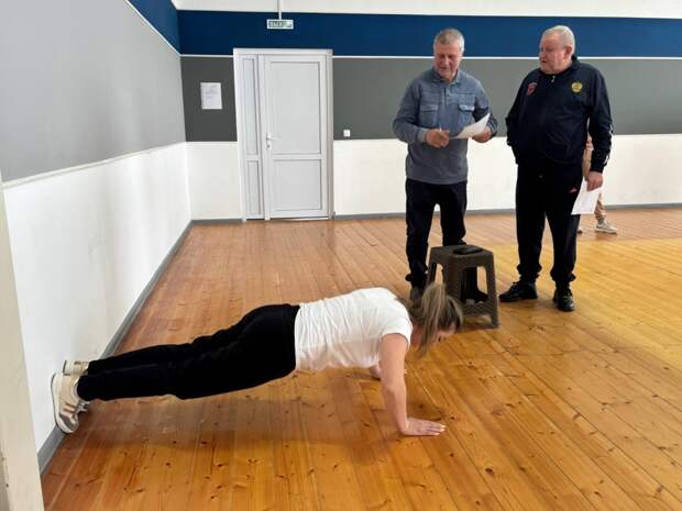 Гиагинские чиновники продемонстрировали силу и ловкость в ГТО