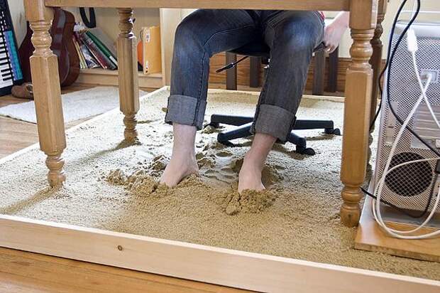 Песок под столом  - и за работой как на пляже