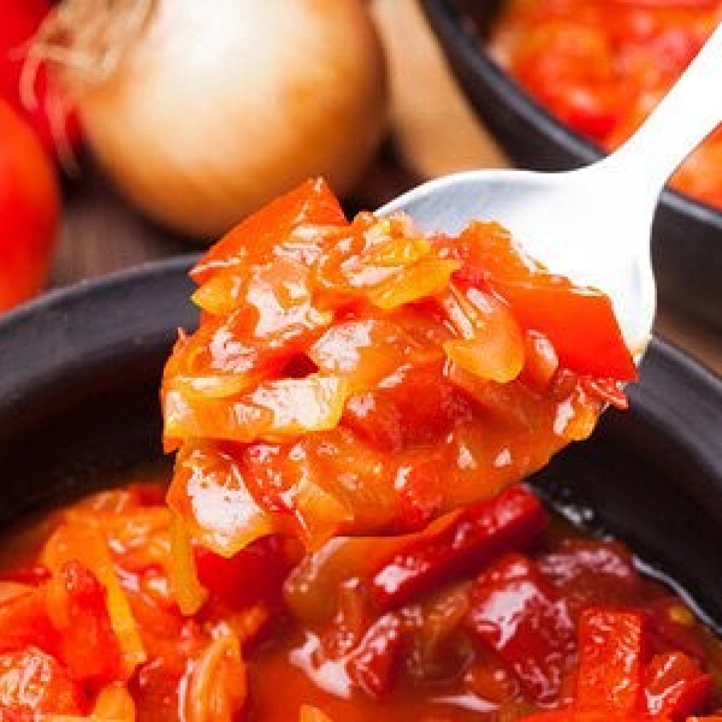 Салат из болгарского перца с помидорами и фасолью