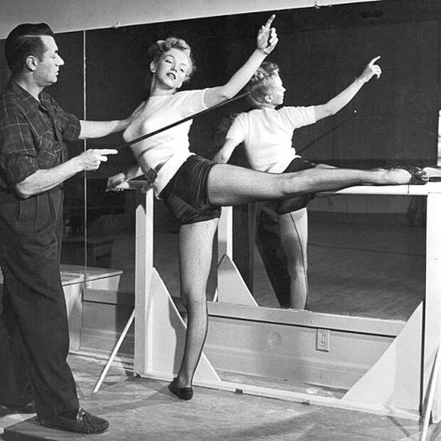 22-летняя старлетка Мэрилин Монро, практикующая балет во время урока с инструктором по танцам Нико Чариссе в Голливуде, Калифорния, 1948. Весь Мир в объективе, ретро, фотографии