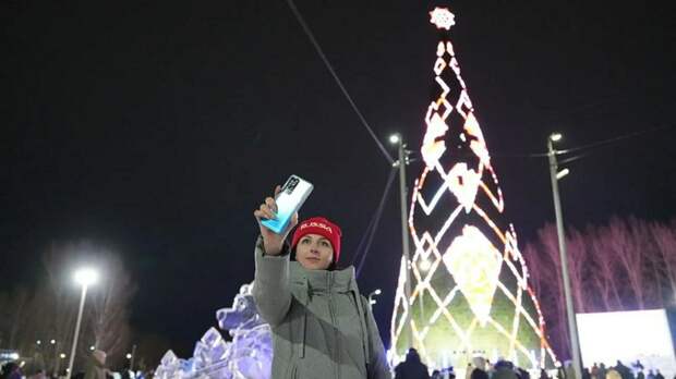 Самая высокая елка России и ледяной городок. Как украшен Красноярск к Новому году